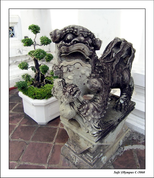 2005 - 07 - Bangkok - wat poh 13.JPG